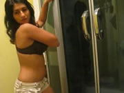 亞美尼亞少女在浴室跳豔舞