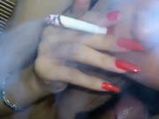 印尼賣婬女一邊抽煙一邊自摸摳穴自慰