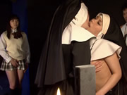 日本修女享受接吻
