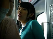 電車痴女神木百音在電車上舌吻與打飛機