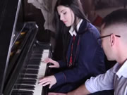 男老師神指揮女學生彈鋼琴一舉一動都是戲