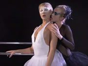 兩位戴面具芭蕾舞洋妞相互調情誘惑