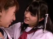 兩個日本短裤女同性恋互相舔吸與接吻 上原亜衣 葉月七瀨